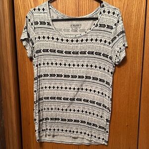 Mudd Black and White Geometric Short Sleeve Tee